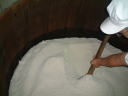 手作業による米洗い